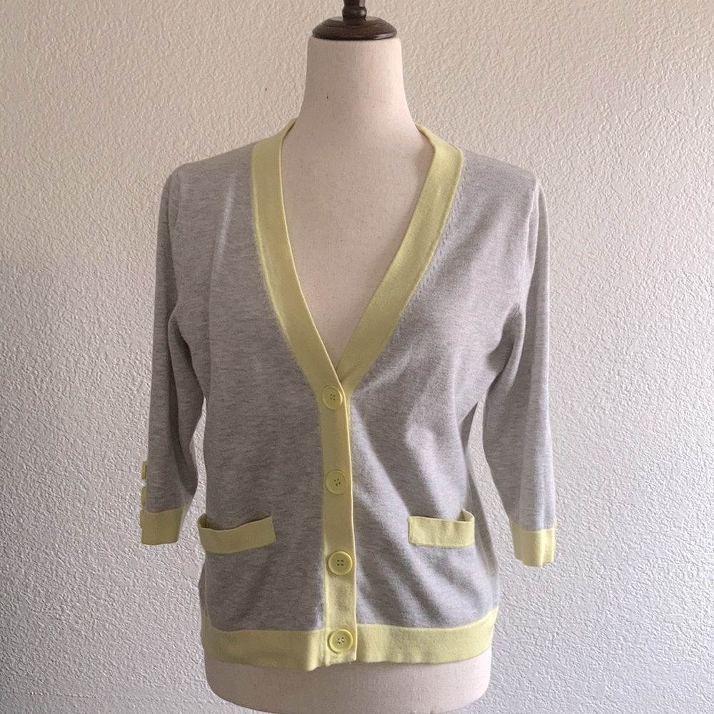 NY&CO Gray Chelsea V-Neck with Yellow Contrast-Trim 3/4 Sleeve Cardigan - L
